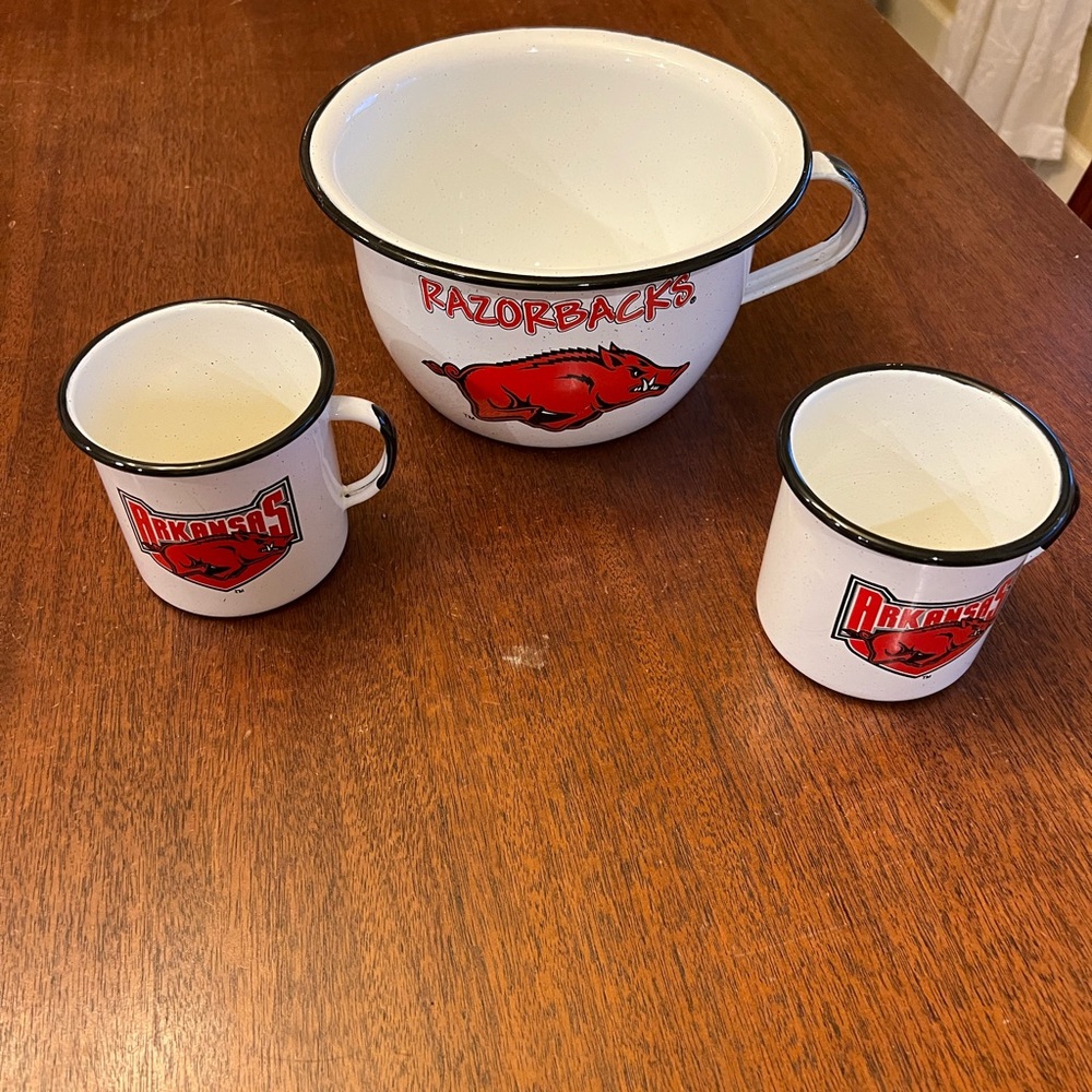 Arkansas Razorbacks White spatter Enamel popcorn bowl and 2 mugs